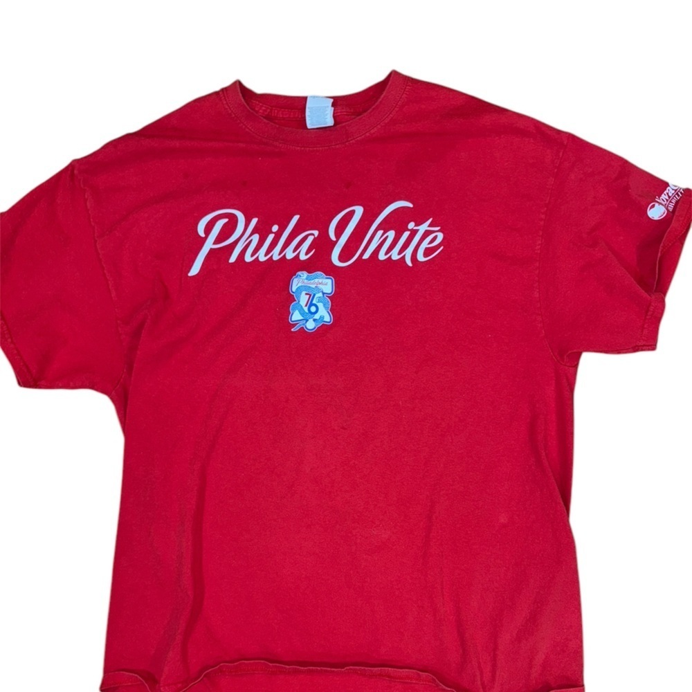 Philadelphia Sixers T-shirt
Size- Xl
Condition- Pre- owned light marks​